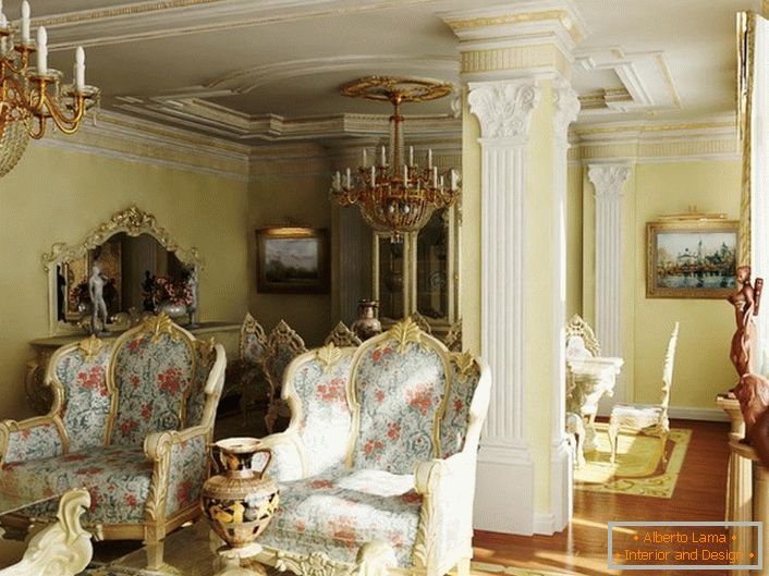 Масивни столове с цветна тапицерия в барокова стая за гости. Тавани и колона са украсени с мазилка от гипсокартон.