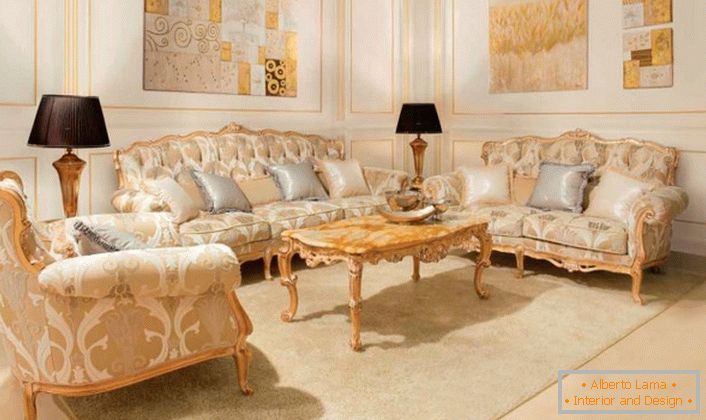 Меката мебел с дървени елементи от златен цвят е в хармония със златните панели по стените. 