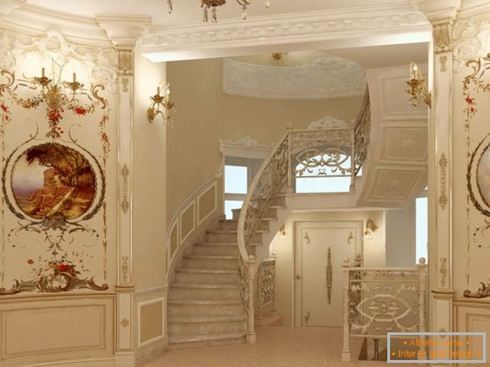 Контрастиращи реколта картини в интересна обработка и изящно стълбище в къщата на процъфтяващо френско семейство.