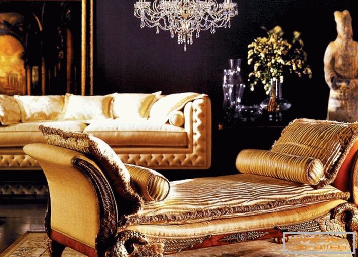 Барокова всекидневна с добре подбран интериор. Стената зад дивана е украсена с голяма снимка в златна рамка. Обръща се внимание и на древната статуя.