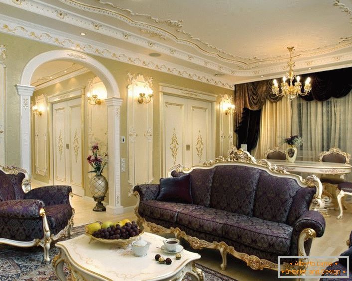 Пример за компетентно съчетание на цветове в декорацията в бароков стил. Тапицерските мебели, ламбрекините и килимите, направени в лилав цвят, се комбинират дори с грозде на масата и цветя. Тънък дизайн намерение.