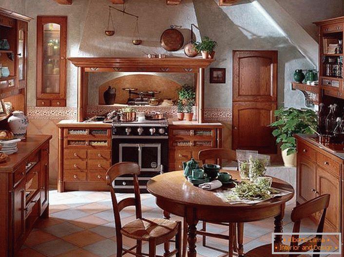 Класическа национална кухня с добре подбрани мебели. Хармонична декорация на кухненското пространство бяха зелените цветя в глинени съдове с различни размери.