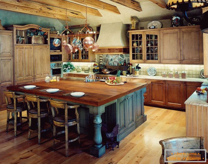 В най-добрите традиции на страната в дизайна на кухненското пространство се използват най-вече естествени материали.