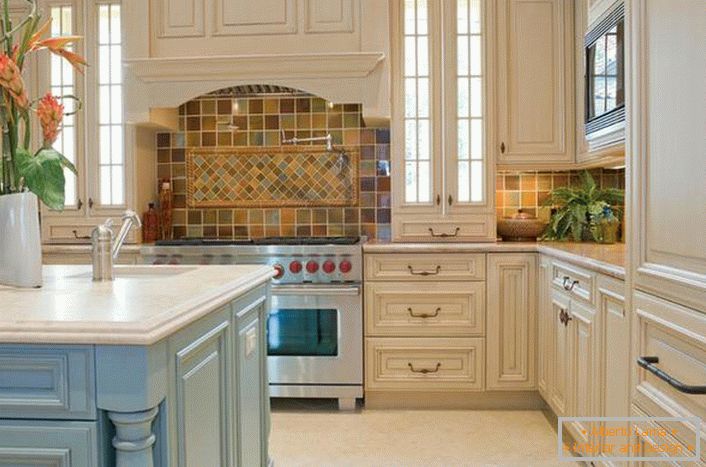 За кухнята в стила на страната, широките печки са идеални. Авторът на дизайна хармонично проектира пространството над печката.
