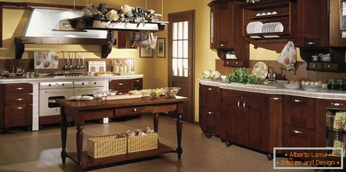 Правилният пример за декориране на кухнята в провинциален стил. Плетени кошници, цветя, декоративни гроздове - създават атмосфера на уют в кухнята.