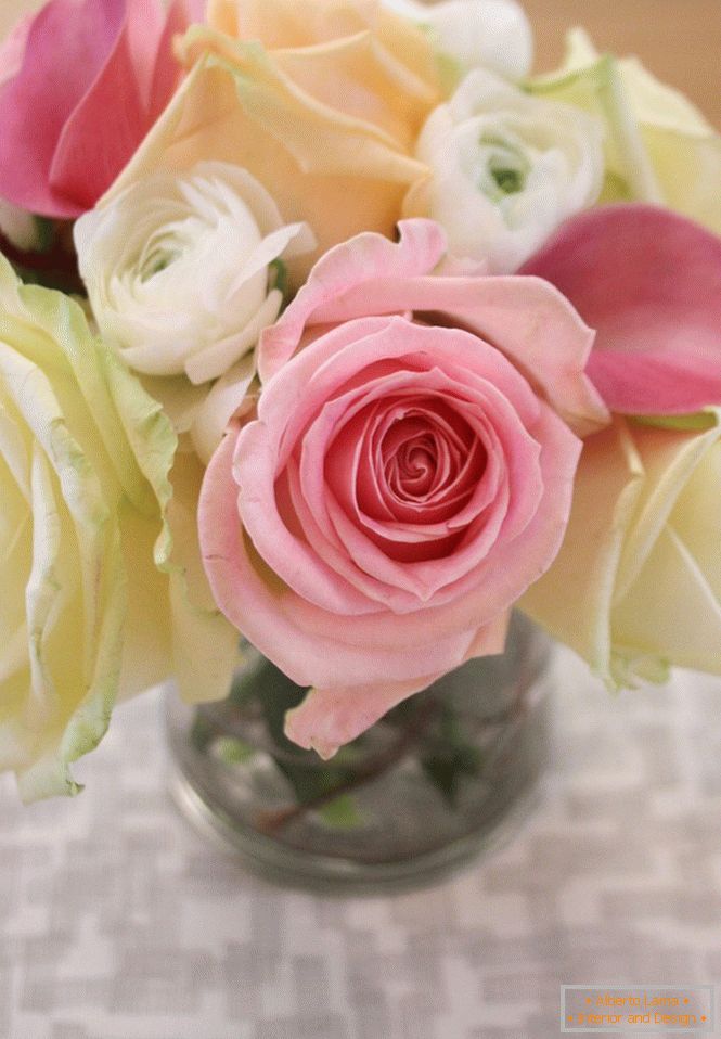 Ето такъв красив букет от рози ще стои на масата ви