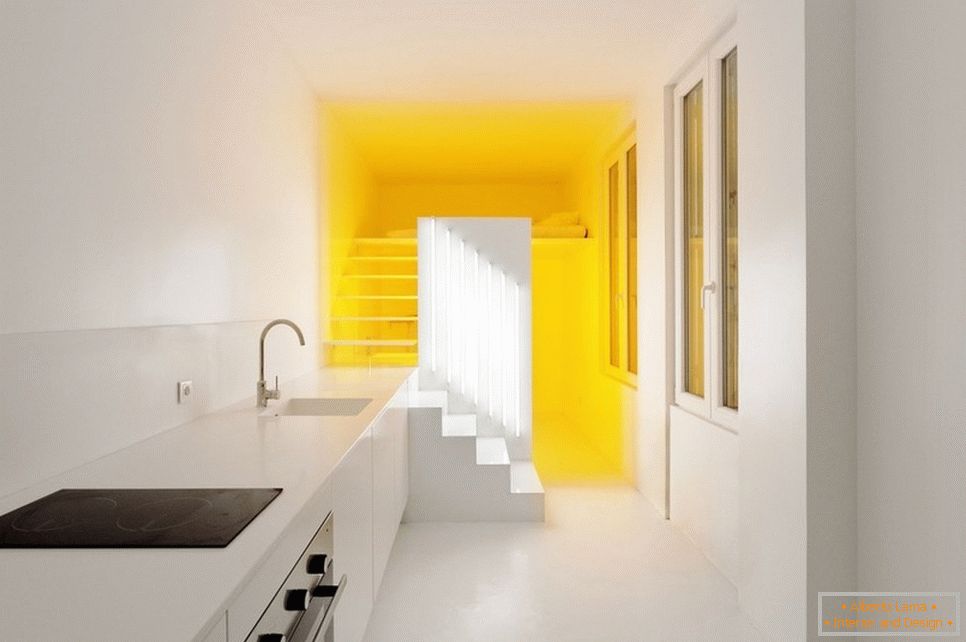 Жълто осветление в бял апартамент