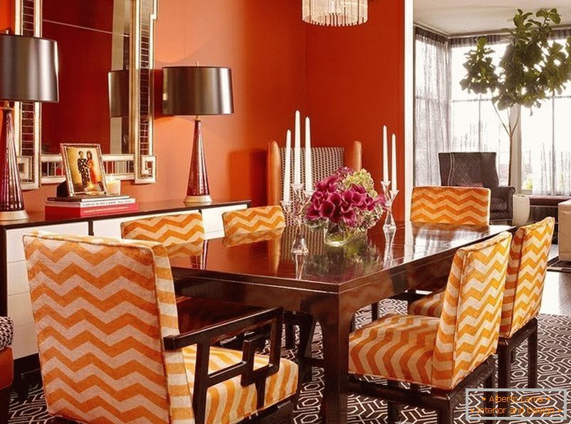 Оранжеви столове в трапезарията