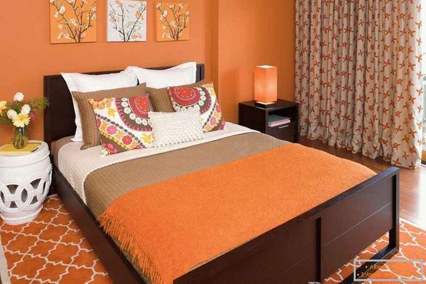 Спалня в оранжево