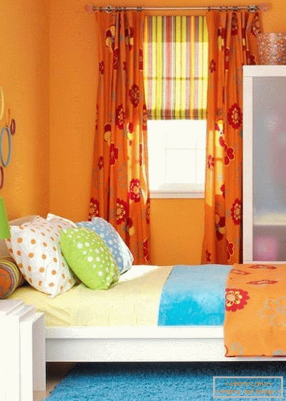 Оранжев цвят във вътрешността на детската стая