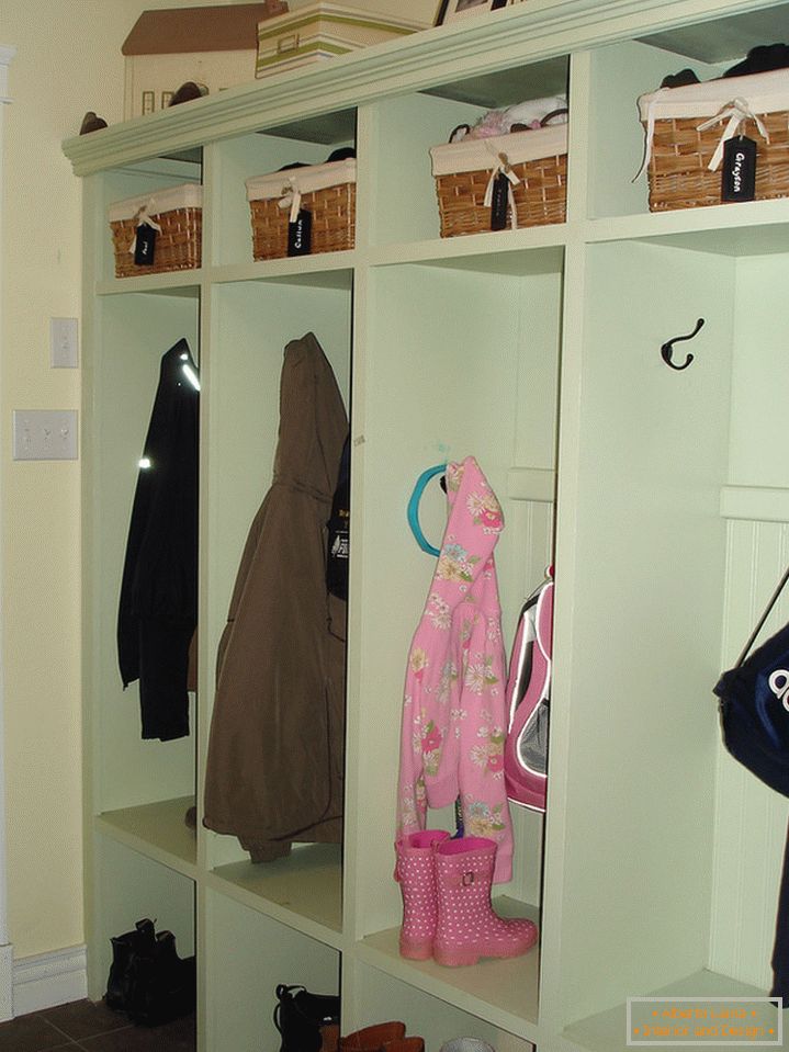 Голям открит гардероб в коридора