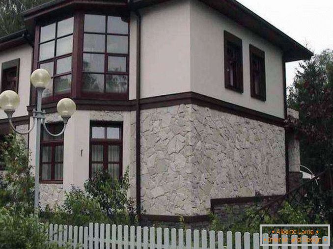 Фасада на частна къща, украсена с бръмбар, снимка 14