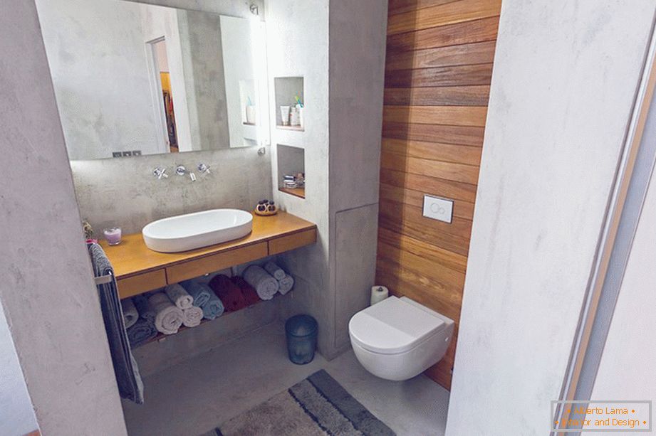 Умивалник и тоалетна в банята на едностаен апартамент