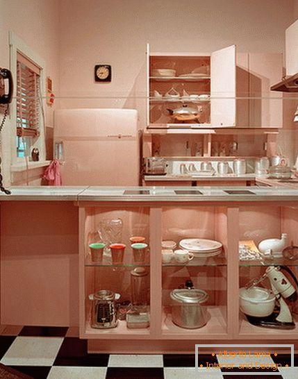 Интериор на малка кухня в ярки цветове