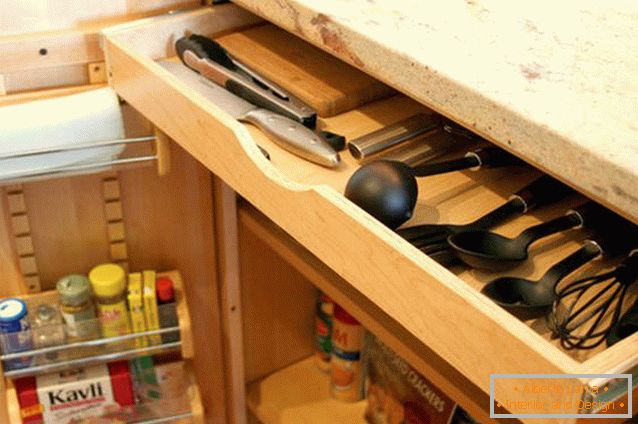 Шкаф за съхранение на кухненски прибори