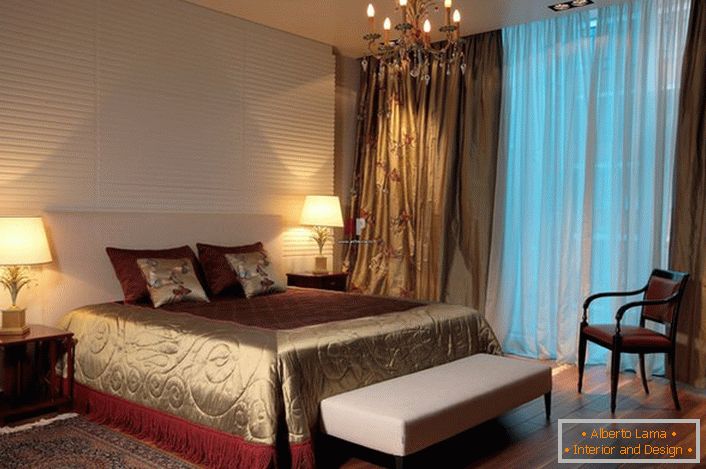 Традиционно осветление на спално чувалче в класически стил - полилей и обичайни покриви по стените на леглото. 