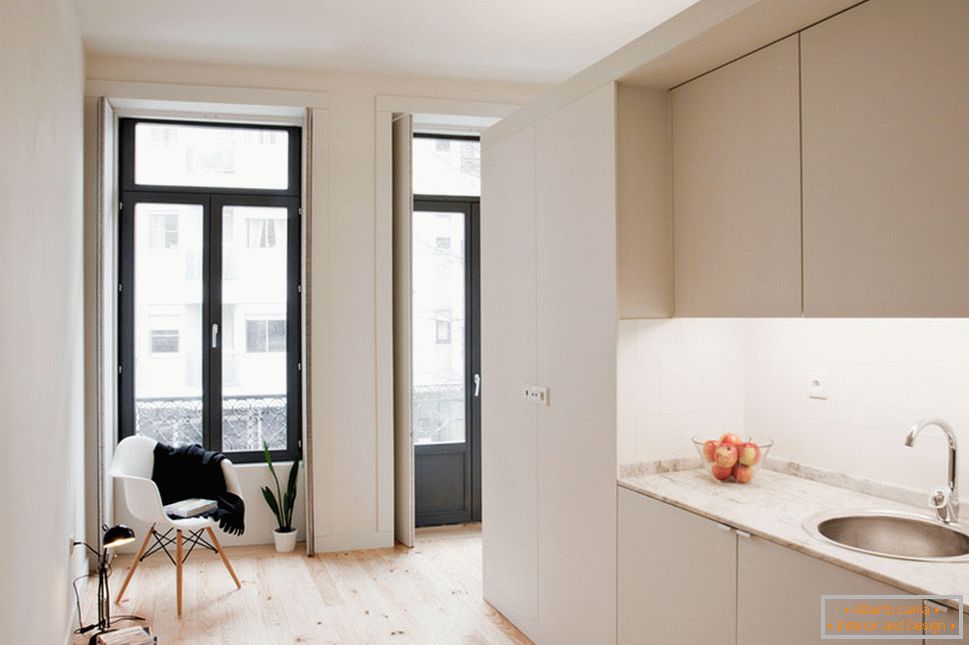Интериор на малък студиен апартамент в светли цветове - интерьер кухни