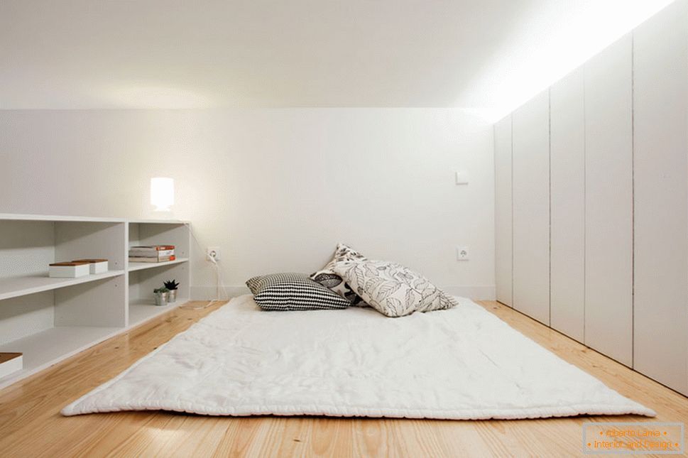 Интериор на малък студиен апартамент в светли цветове - спальня