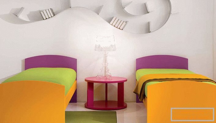 Стаята за деца в хай-тек стил е украсена с интересен шелф. Идеята за дизайн съчетава много ярки цветове. Страхотна идея за детска стая.