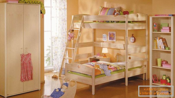 Детска стая с високотехнологичен стил с леки дървени мебели. Простотата на обзавеждането се компенсира от неговата функционалност и практичност.