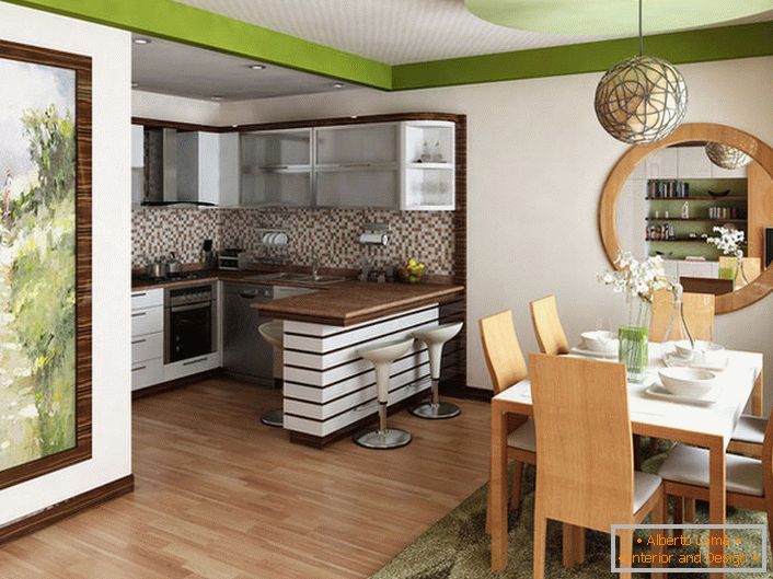 Малка кухня е съчетана с хола. В този случай решението за проектиране е оправдано, тъй като полезно пространство не е достатъчно за организирането на две отделни помещения.