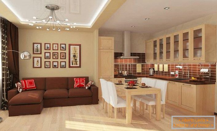 Трапезарията разделя кухнята от хола. Функционален вариант на интериорен дизайн в просторен едностаен апартамент.