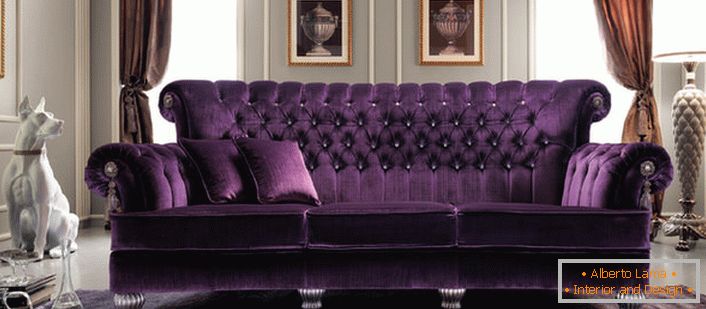 Богатата пурпурна цветна тапицерия на дивана се вписва безпроблемно във вътрешността на хола в стила на империята. Облицованата тапицерия от естествени тъкани е може би най-доброто решение.