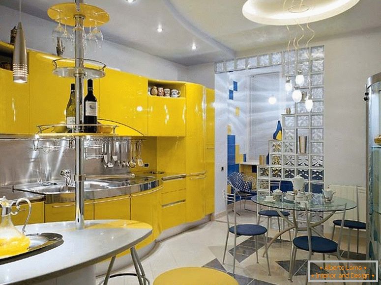 В най-добрите традиции на авангардния стил се избират мебели за кухнята. Кухненският комплект от жълт цвят е не само практичен и функционален, но и стилен.