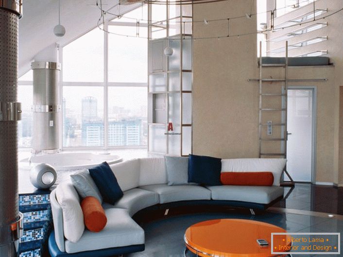 Уютно фоайе в авангарден стил. Комбинацията от богато синьо и ярък оранжев винаги изглежда печеливша.