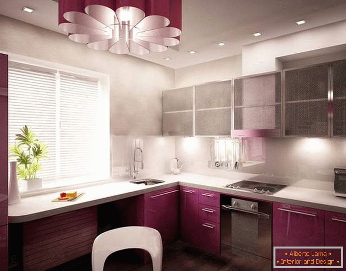 Пример за проект за малка кухня в авангарден стил. Правилно проектирано кухненско пространство, дори под прозореца се използва под работната повърхност.