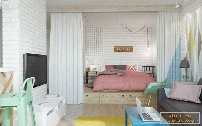 Скандинавският стил е идеален, ако говорим за дизайна на малък апартамент. В нишата се намира спалня с голямо меко легло.