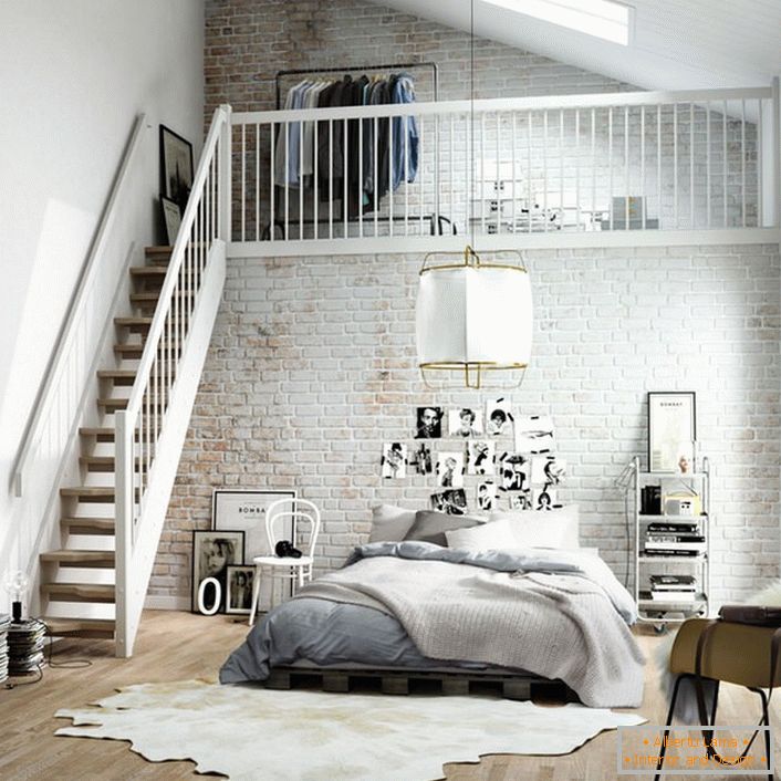Спалнята в скандинавски стил е функционално разделена на две зони. Дървена стълба води към втория етаж, където има лека гардеробна на леглото.
