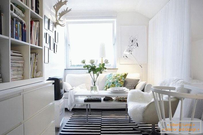 Класическата комбинация от черно и бяло изглежда печеливша в интериора в скандинавски стил. Белите мебели правят хола леко и уютно.