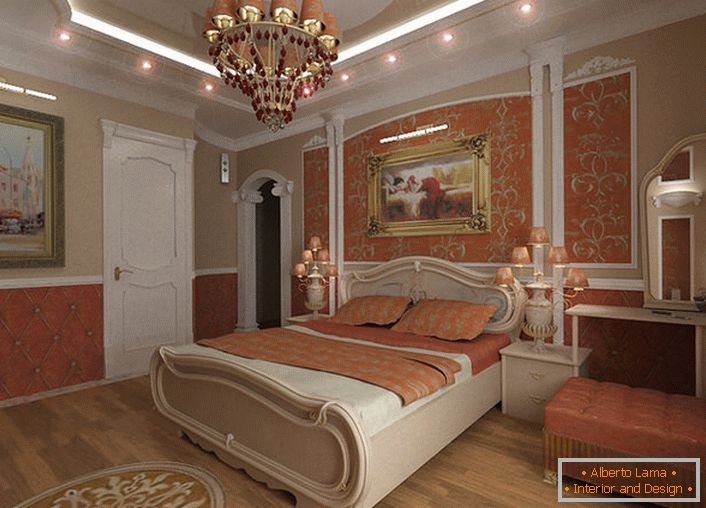 Просторната спалня в бароков стил е декорирана в коралови цветове.