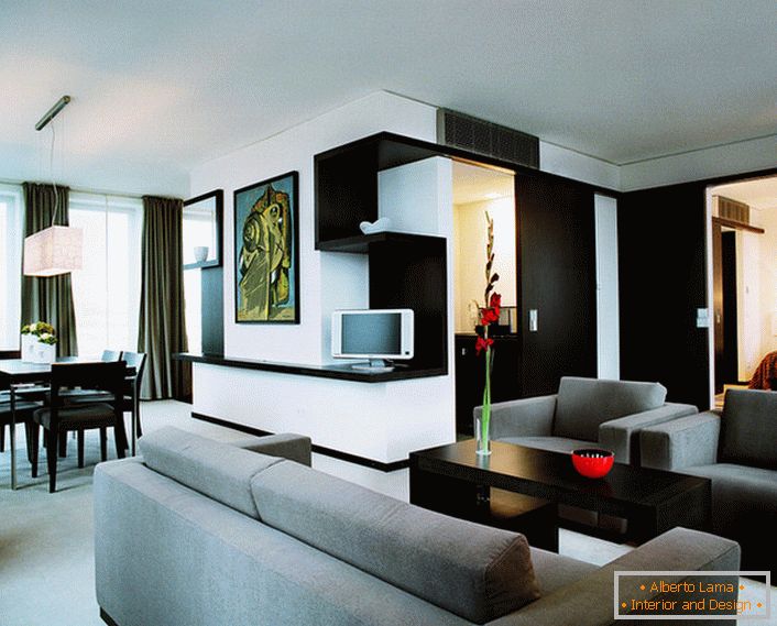 Помещенията за отдих и трапезарията част от дневната са осветени от лампи с нисък вискозитет с прости геометрични форми.
