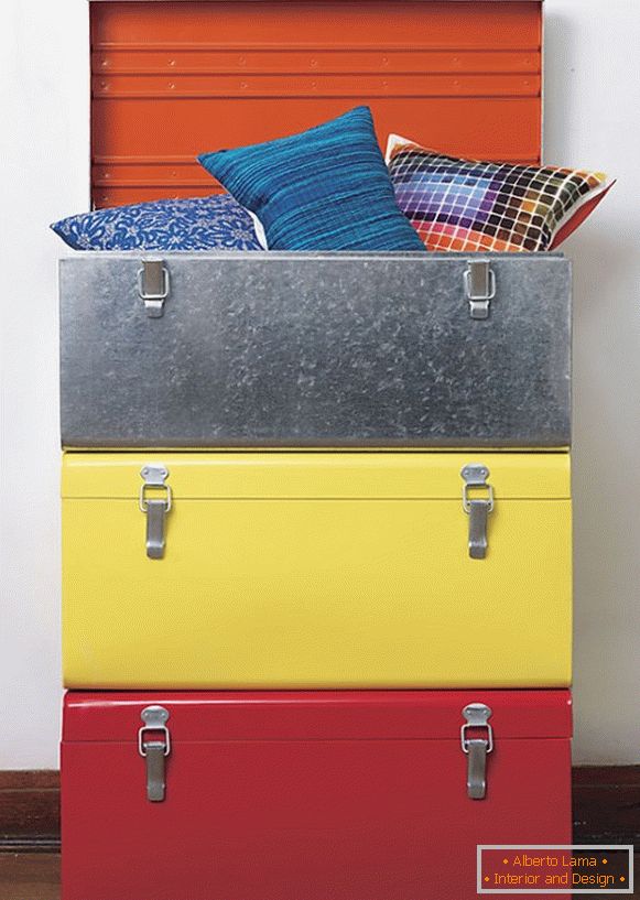 Многоцветни възглавници в куфар