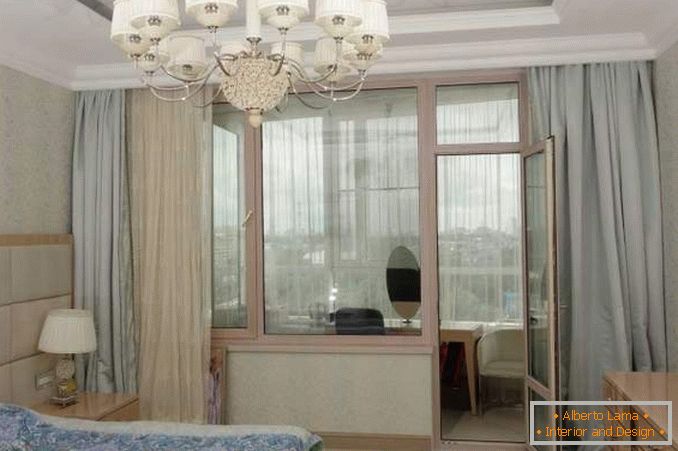 Спалня с балкон с панорамни прозорци - идеята за интериора