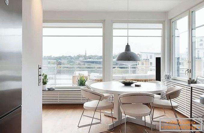 Кухненски дизайн с панорамни прозорци в ъглов апартамент