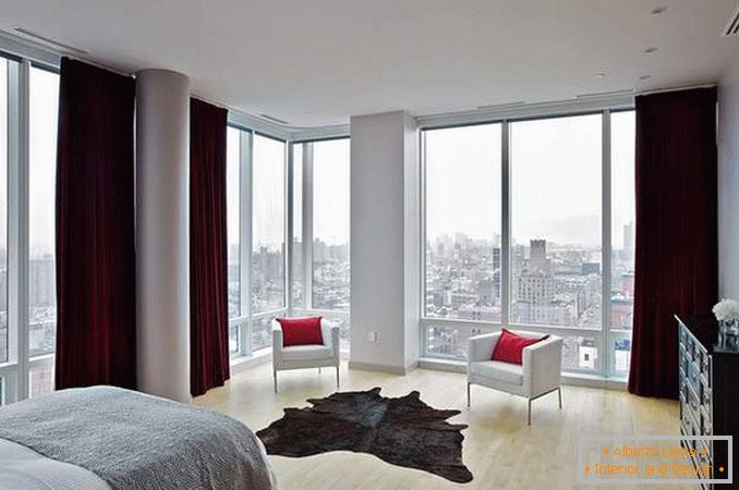 Панорамни прозорци - снимка във вътрешността на спалнята в ъгловия апартамент