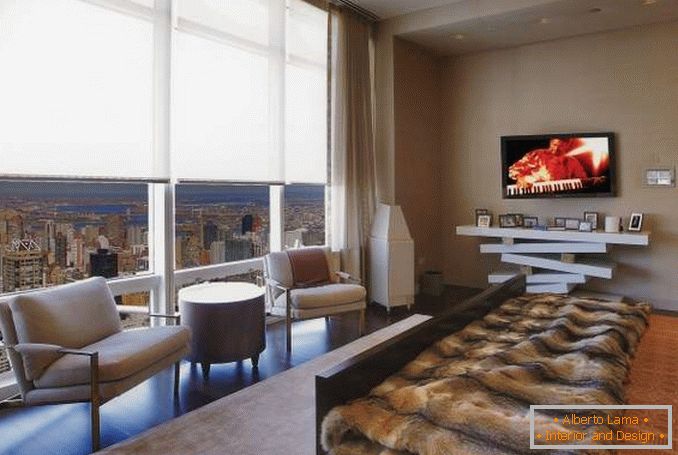 Дизайн на спалня с панорамни прозорци в градски апартамент