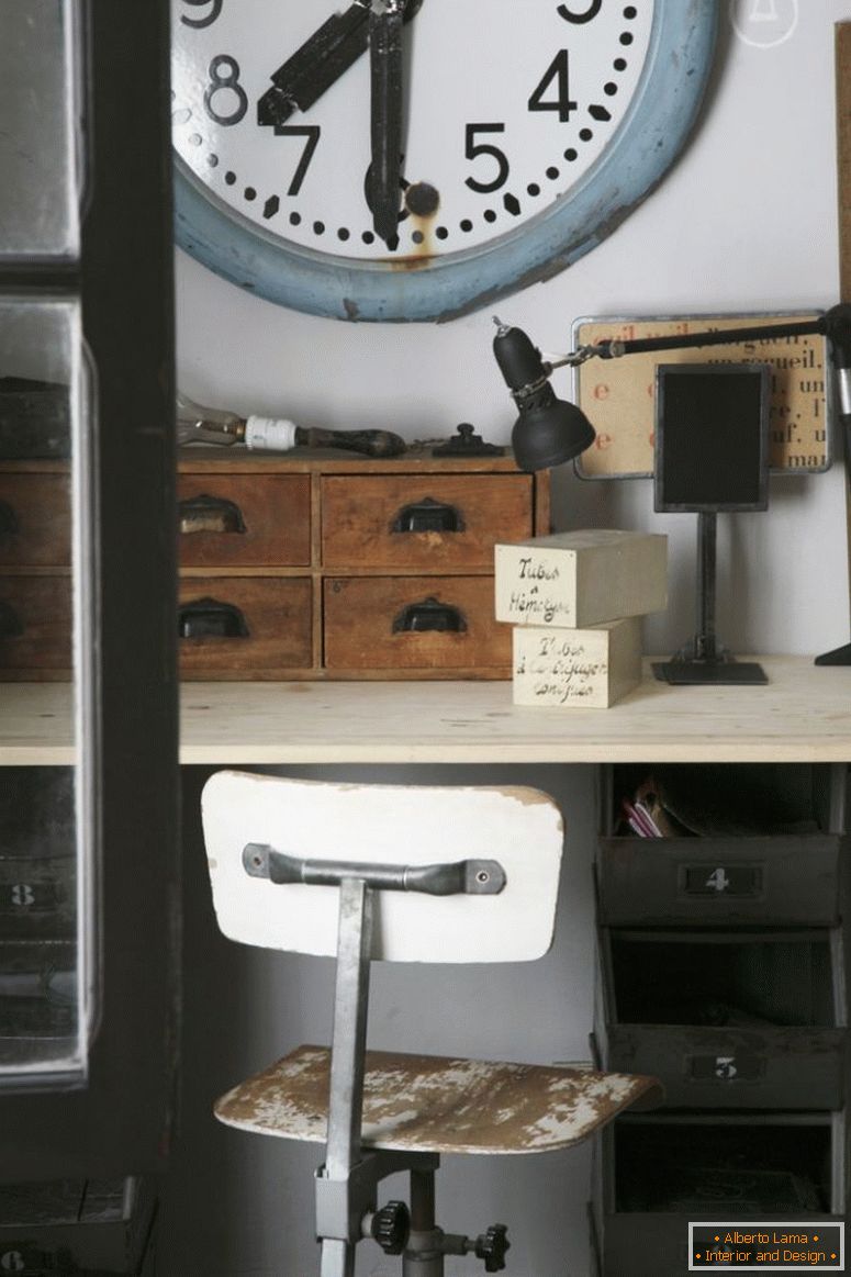 Стар стационарен часовник над реколта бюро с дървени кутии за организиране и дървен въртящ се стол с пилинг боя
