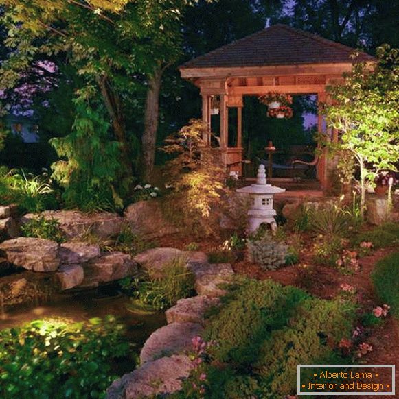 Езерото и беседка в дизайна на градината в японски стил