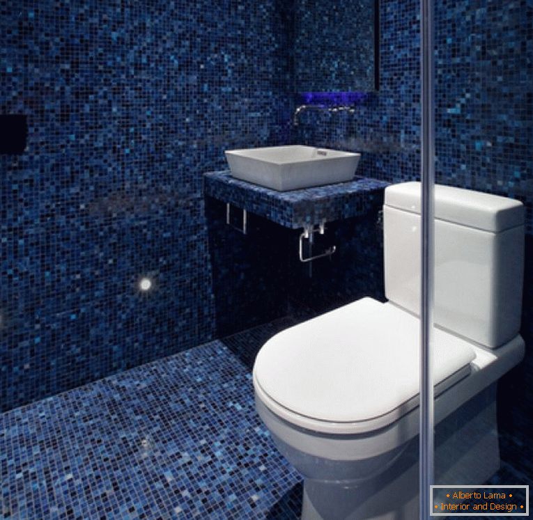 Синя мозайка в дизайна на тоалетната