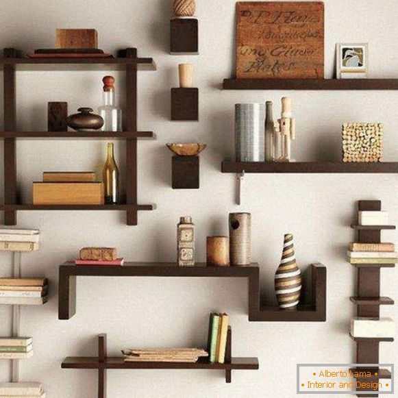 Дървени рафтове на стената за книги и декор