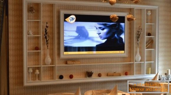 Рафт за телевизор на стената - снимка с декор
