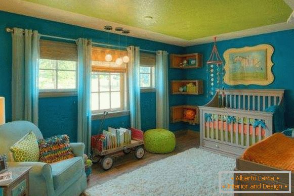 Красиви ъглови рафтове на стената във вътрешността на детската стая