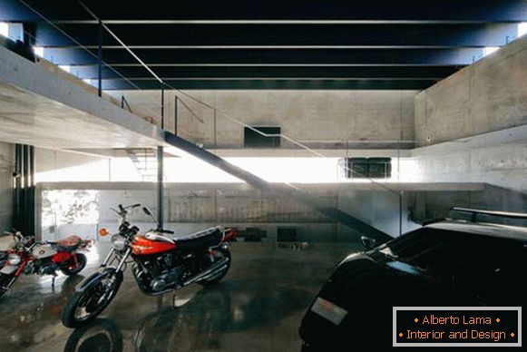 Мотоциклет във вътрешността на домашен гараж