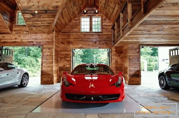 Луксозни автомобили в дървен гараж