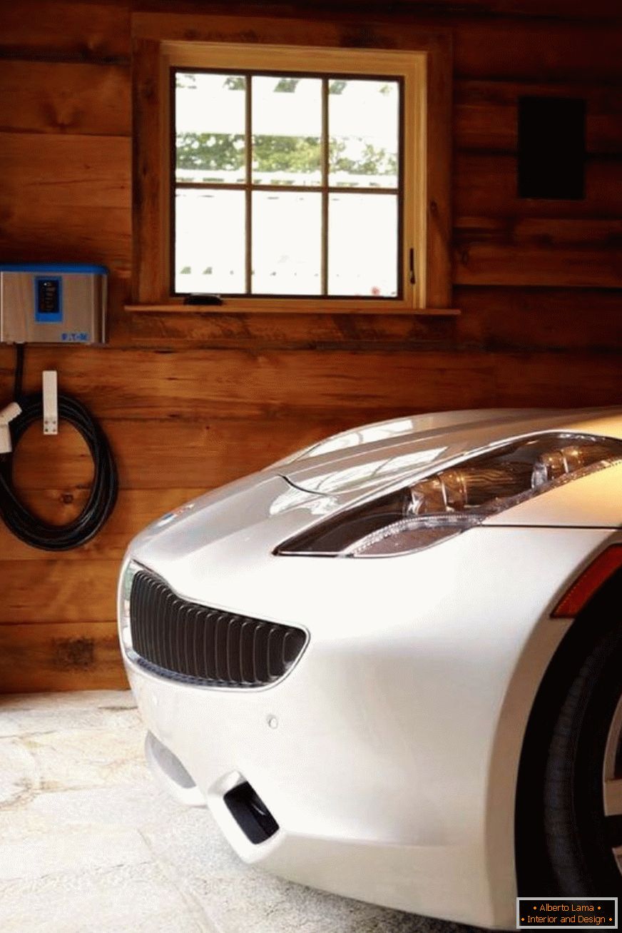 Зарядно устройство за електрически автомобил на стената