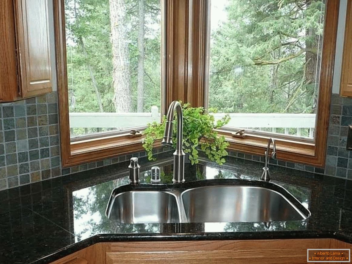 Мивка в кухнята с прозорец